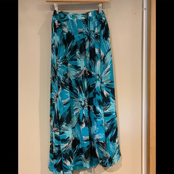 Maggie Barnes Dresses & Skirts - 💓Maggie Barnes fully Lined crinkle skirt